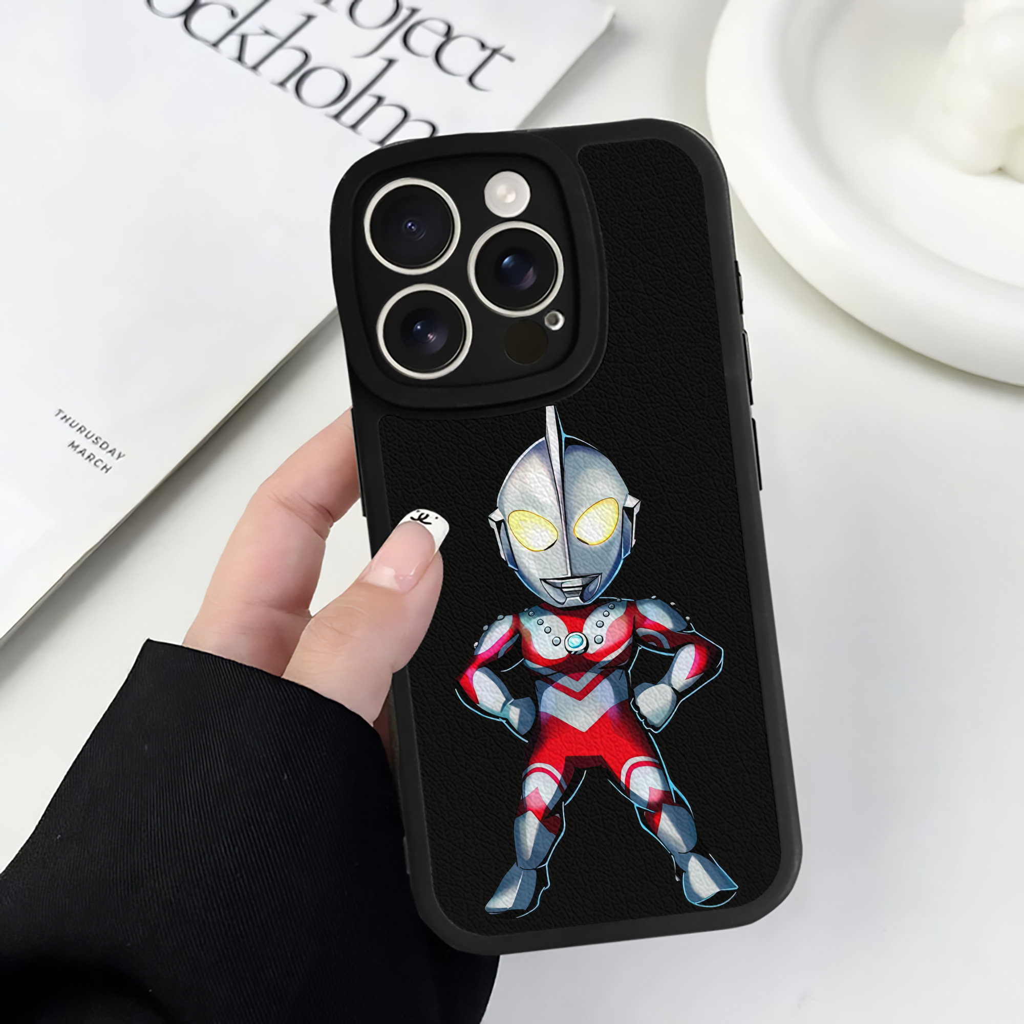 （画像用） ウルトラマン Ultraman 【iPhone 16シリーズ対応】シリコンスマホケース（レザー調） 材質：シリコン